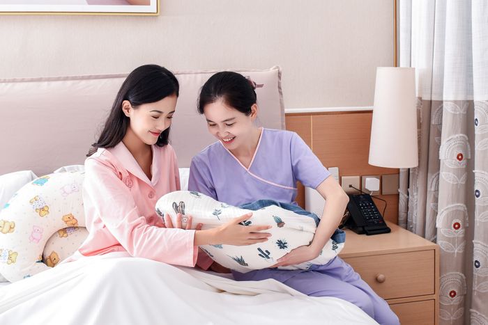 1636970277416673.jpg 攝圖網(wǎng)_501425096_護(hù)士幫忙照顧嬰兒(企業(yè)商用).jpg