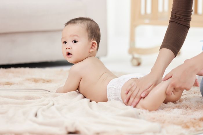 1637390476225886.jpg 攝圖網(wǎng)_501725406_女性的手在仔細給嬰兒擦拭身體乳(企業(yè)商用).jpg