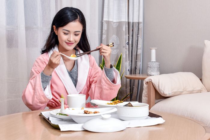 1648199618566225.jpg 攝圖網_501425507_banner_產婦正在吃月子餐(企業(yè)商用).jpg