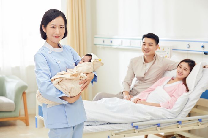 1648451022543005.jpg 攝圖網(wǎng)_501677935_高檔月子中心護工抱著嬰兒(企業(yè)商用).jpg